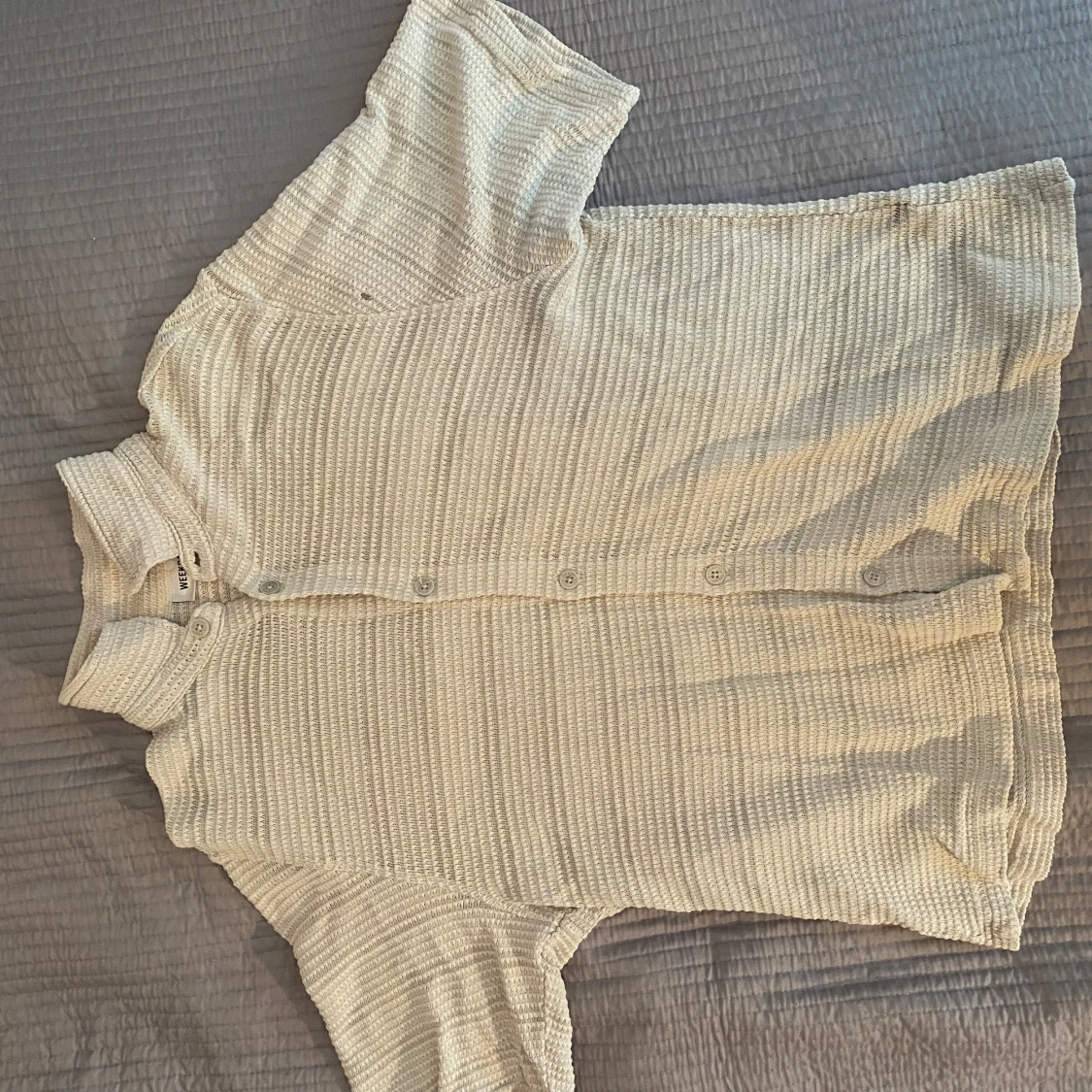 Beige ribbad skjorta från Weekday