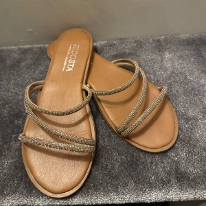 Beige sandaler från Ricosta - Beige sandaler från Ricosta med tre smala remmar dekorerade med glittriga detaljer. 