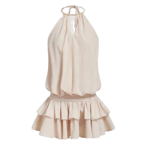 Beige ärmlös klänning med volang - Säljer denna snygga beige/ljusrosa klänning med halterneck och volangdetaljer. Den är ärmlös och har en luftig passform med en elastisk midja. Är i storlek xs men passar som s och m. Säljer då den är för stor, aldrig använd💕💕💕💕