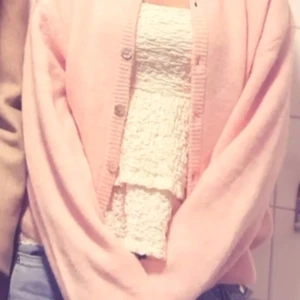 Rosa kofta - Säljer en söt rosa kofta från Gina Tricot med knappar framtill. Helt slutsåld på hemsidan och i butik. Den har aldrig använts och är därför i helt nytt skick. Skriv gärna ifall du vill ha fler bilder etc! Är alltid öppen för prisförslag!💓