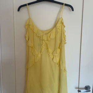 Gul klänning från H&M - Säljer denna super söta och populära klänningen ifrån H&M som är helt slutsåld på hemsidan😍Den är helt oanvänd och har prislappen kvar💕Storlek M men passar också S om man vill ha den lite mer ”flowy”🥰 Säljer för 150kr (nypris 300kr)! Hör av dig om du är intresserad eller har frågor💕⚠️OBS KÖPAREN STÅR FÖR FRAKT OM DET TILLKOMMER!