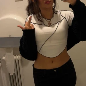 Cropped tröja Y2K stil med svarta ränder på - En jätte fin croppad y2k stil crop top från Shein. Inga defekter. Storlek är XS.