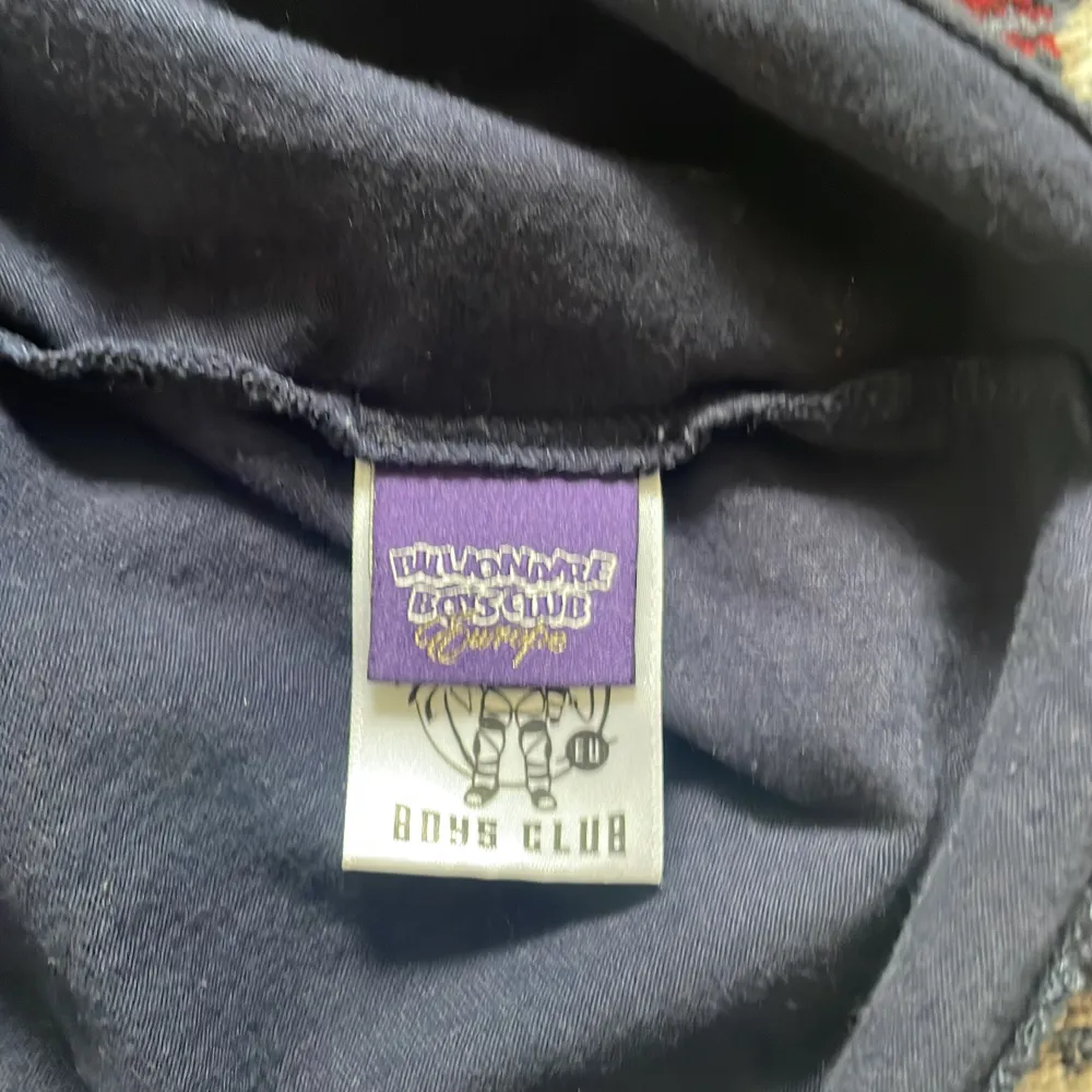 Snygg svart t-shirt från Billionaire Boys Club med rött tryck 'Heart Mind' på framsidan. Perfekt för en casual look med korta ärmar och rund hals. Märkeslogga även på baksidan i rött.. T-paidat.