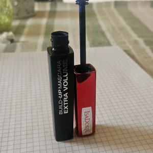 Blå mascara från IsaDora - Snygg blå mascara från IsaDora i nyansen Royal Blue. Ger extra volym och definition till dina fransar. Den är parfymfri och oftalmologiskt testad, perfekt för känsliga ögon. Kommer i en stilren röd och svart förpackning.