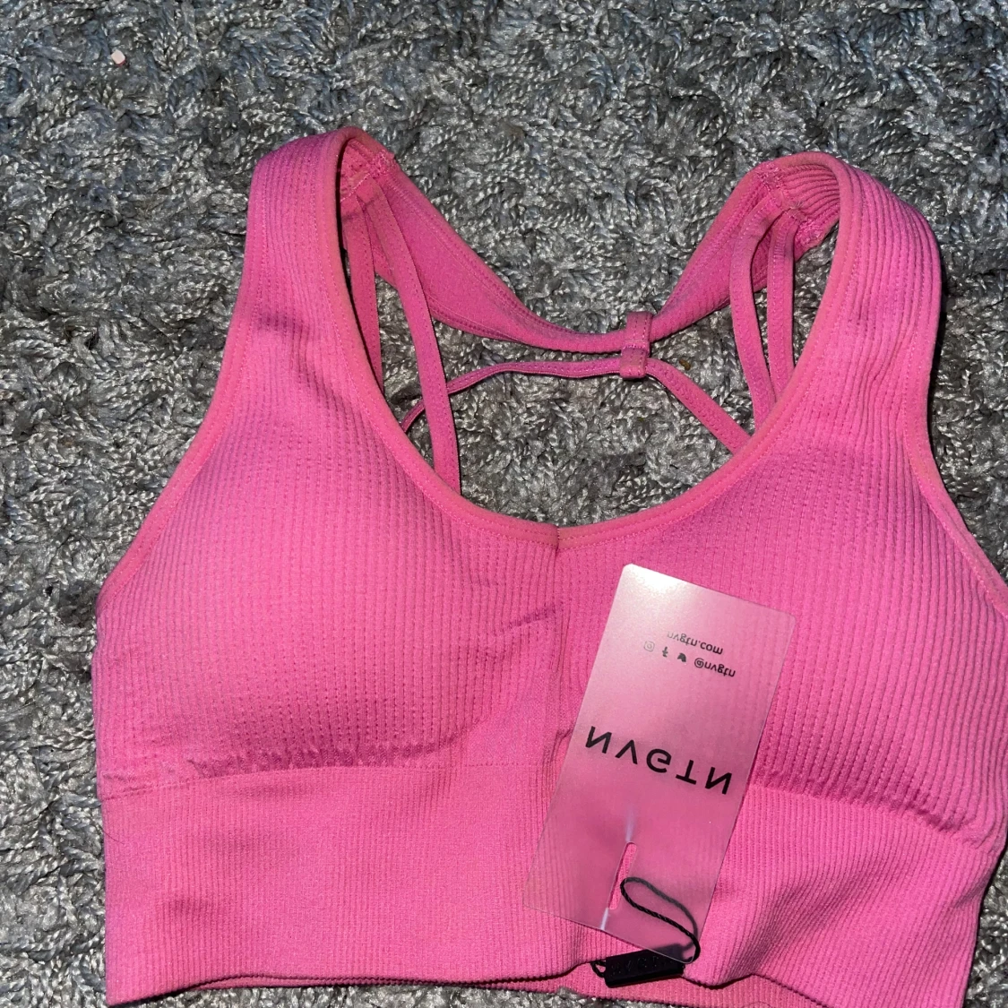 Rosa sporttopp från NVGTN