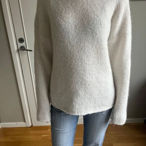 Stickad tröja  - Stickad tröja från Selected Femme🌸 Den är sparsamt använd och i fint skick! (Tröjan är vit, men ser mer rosa-aktig ut på bilderna). Pris är diskuterbart💛