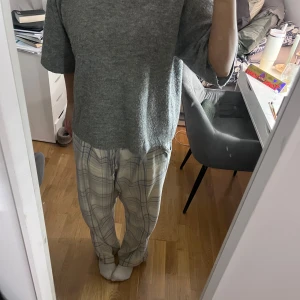 Stickad tröja - Säljer en mysig grå tröja från 157. Tröjan har trekvartsärmar och en rund halsringning. Perfekt för en avslappnad stil. Passar bra till både jeans och kjol.