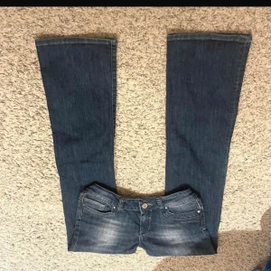 Lågmidjade jeans - Snygga blå jeans från Cross med bootcut-stil. Mått finns i annonsen, mer bilder finns att få ifall intresserad av köp. Tyvärr inga bilder på då dem inte passar mig ❤️