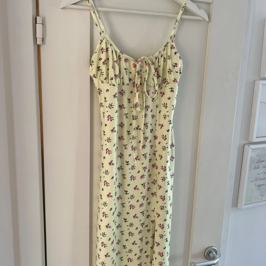 Gul blommig klänning med knytband - 1