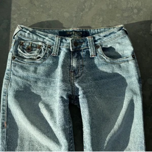 Lågmidjade bootcutjeans - As snygga lågmidjade bootcut jeans som tyvärr inte passar mig längre, så fina detaljer på bakfickorna! Skriv för fler bilder! 