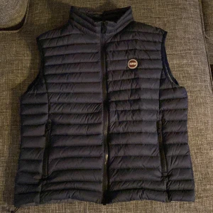 Colmar väst - Säljer nu min marin blåa colmar väst. Ny pris 2400kr, mitt pris 999. Den är knappt använd alltså som ny så skick 9/10. Storlek XL men sitter som M-L då denna modell är liten i storlek. Pris går att diskutera!