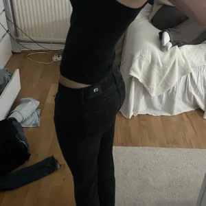 LTB jeans  - Snygga svarta jeansbyxor. De har en klassisk design med fem fickor och knappgylf. Perfekta för en stilren look.