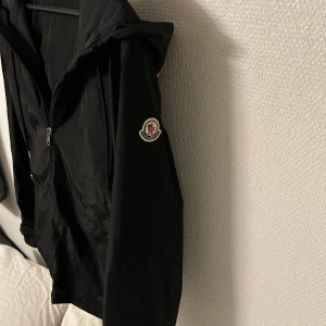 Moncler jacka  - Säljer nu min skitsnygga Moncler jacka (grimpeurs) . Storlek 3 passar M och L. Köpt från plick så har inget kvitto! Kom privat för fler detaljbilder eller om du vill diskutera pris! (Köpt från plick så har inget kvitto eller äkthetbevis)