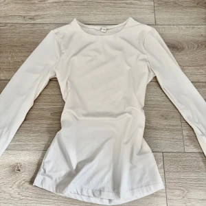 Vit långärmad topp - -Storlek: XS |Vit och väldigt skönt material. Tyvärr för liten för mig 