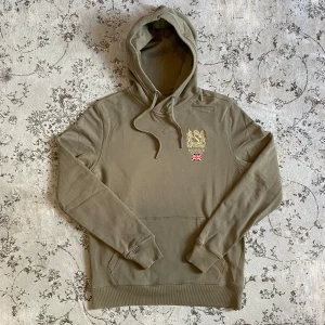 Morris hoodie  - Säljer denna rikigt snygga Morris hoodie i storlek S!⭐️ Skick : 9,5/10!🙌 Nypris = 1500kr👍hör gärna av er om ni har funderingar!🤝