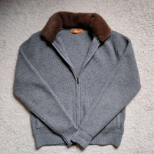Sothaires pälsfodrad cardigan  - Säljer en helt ny sothaires cardigan. Nypris 1800. Slutsåld i denna storlek. Stilren design med dubbla dragkedjor och brun pälskrage. Skriv vid minsta fundering!