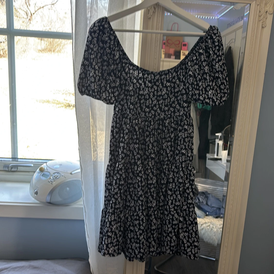 Svart blommig klänning från Gina Tricot - 3