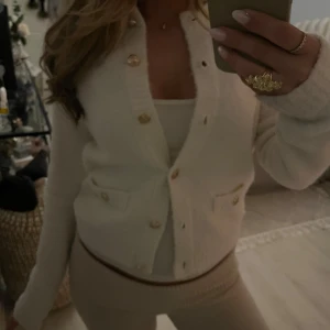 Vit kofta med guldknappar - Säljer en stilren vit kofta med guldknappar och fickor framtill. Köp nu!💖💖