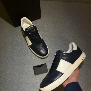 Valentino Flycrew  - Valentino Flycrew | Marinblå färg som passar med allt | Nypris ca 6000kr | Vädligt snygga | Extremt bra skick | Alla nitar kvar!! | Box och en massa grejer ingår!! | Kontakta vid fler frågor eller funderingar 