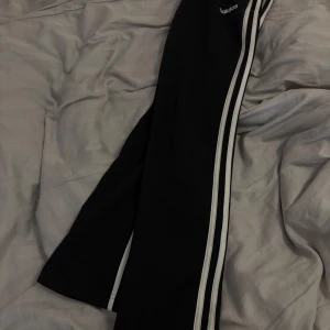 Adidas byxor raka - Raka adidas byxor, bra skick, ett tryck vid sidan bara