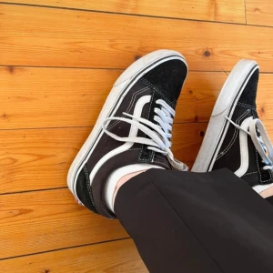 Vans - Stl 38,5 (Passar även bra för den som har stl 39!)   I princip oanvända, inte tecken på användning uppepå skon endast sulan som ser lite smutsig ut men som lätt kan finas till! Säljer då de inte kommer till användning