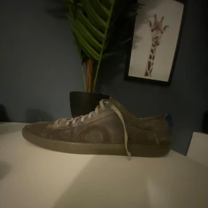 Oliver Cabell Skor - Intressekoll, kom med prisförslag| Grå blåa sneakers från Oliver Cabell| storlek 44| Skorna är lätt använda men fortfarande lite tecken på användning| Kan även tänka på att gå ner i pris om det känns rimligt| Skriv för fler bilder|