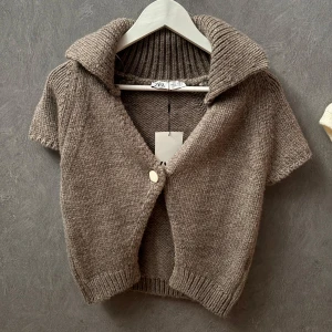 Brun stickad kofta från Zara - Säljer denna stickade från Zara, aldrig använd 