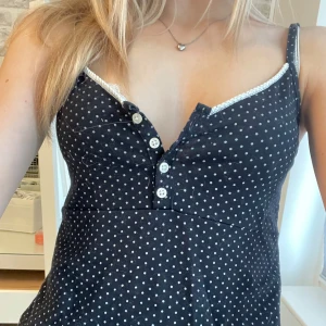 Prickig Brandy Melville topp  - Nyskick! Endast använd fåtal gånger. Jättegullig, funkar som vardaglig topp eller t.ex sovplagg!💓💝 (!!Man kan stänga alla knapparna om man vill!!) 