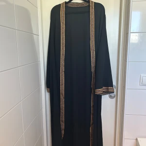 Svart abaya med broderi - Svart abaya med broderi i mycket bra skick 
