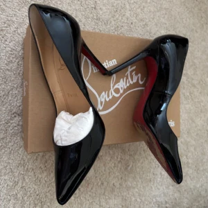 ♦️Christian Louboutin Pigalle 100 - Storleken är 36.5. Kommer med box, pouch och kvittering, använd en gång.