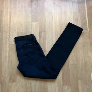 Nudie jeans - Säljer nu ett par riktigt snygga nudie jeans i storlek 30/34🔥| Dem är i modellen tight long john och i skicket, 8/10, inga stora defekter men ett litet slitage på en ögla, syns på bild. Men det är inget som man tänker på alls eller som påverkar helheten. | Mitt pris: 249kr, nypris: ca 1700💸| Bara att skriva vid minsta fundering✍🏼|Svarar snabbt och skickar alltid inom 24h📦