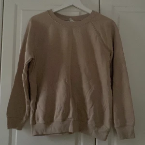 Beige sweatshirt - Säljer en stilren beige sweatshirt med rund hals och långa ärmar. Perfekt för en avslappnad look. Passar bra till jeans eller leggings.