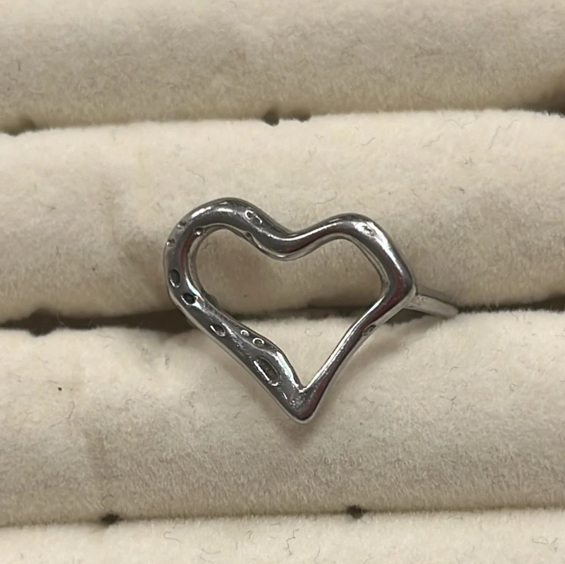 Silverfärgad hjärtformad ring