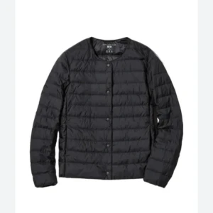 Svart dunjacka från Uniqlo - Knappt använd, inga defekter 💕 nypris:750