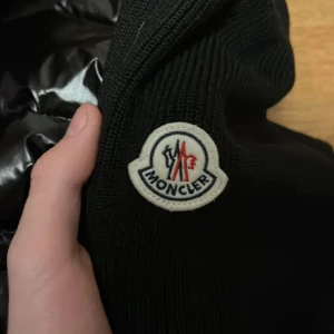 Svart dunjacka från Moncler - Säljer en snygg svart dunjacka från Moncler. Jackan har en glansig yta och har dragkedja. Perfekt för kyligare dagar. Skriv Dm vid frågor