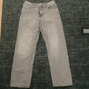 Jack and Jones gråa jeans - Snygga grå jeansbyxor med en klassisk femficksdesign. De är relaxed fit och passar dig som är 170cm