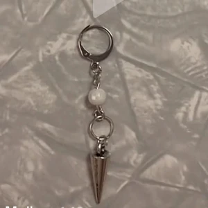 Hemmagjort silverörhänge😍 - Hemmagjort silverörhänge med en liten pärla😍 Säljs styckvis