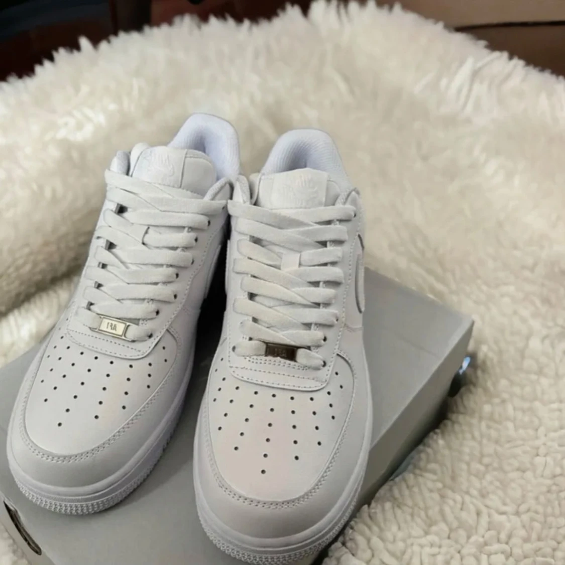 Vita Nike Air Force sneakers 800Kr