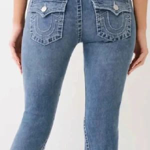  jeans True Religion  - Säljer ett par snygga blå bootcut jeans från True Religion. Låg midja. Super sköna men tyvärr fel storlek. Lite nötta nertill men inget som stör alls. Lämna gärna prisförslag då de nu bara ligger pga fel storlek för mig.
