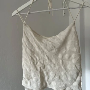 Vit mönstrad linnetopp - Säljer en söt vit linnetopp med diskret mönster och tunna axelband. Perfekt till sommaren🩷