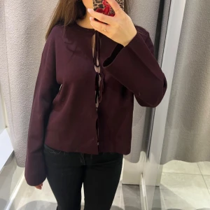 Tröja/kofta - Tröja/kofta från Gina som är lite tjockare/tyngre material i super fin vinröd färg☺️