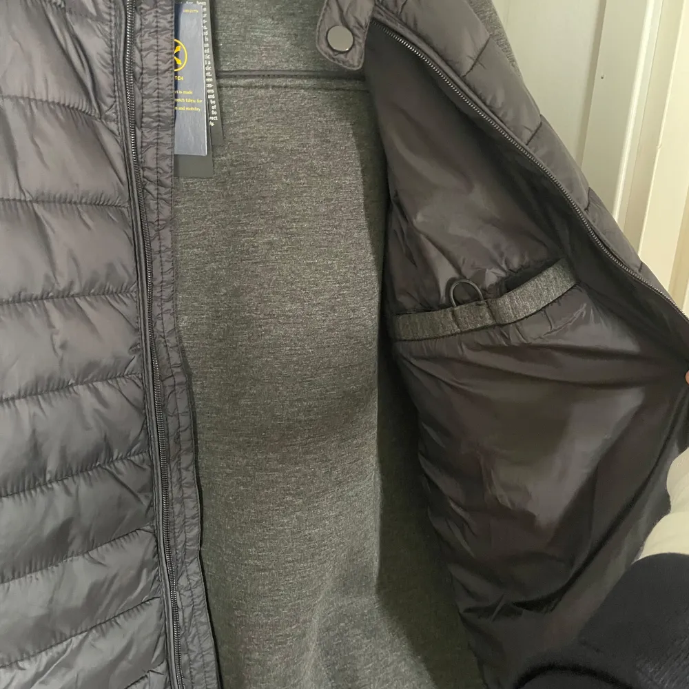 Snygg grå jacka perfekt för VARMA SOMMAR KVÄLLAR! med quiltad framsida och dragkedja. Ärmarna och baksidan är i ett mjukare material. Perfekt för kyligare dagar med sin stilrena design och praktiska fickor. 10/10 skick med tags! Går ner i pris vid snabb affär!!. Takit.