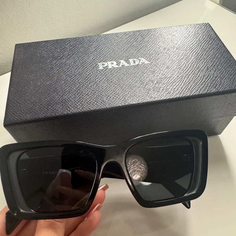Prada Solglasögon, Cat Eye/Fyrkantiga, i topp skick inga defekter alls, kvitto/orderbekräftelse medföljer. Ordpris: 4249kr. Nypris: 2800kr.. Asusteet.