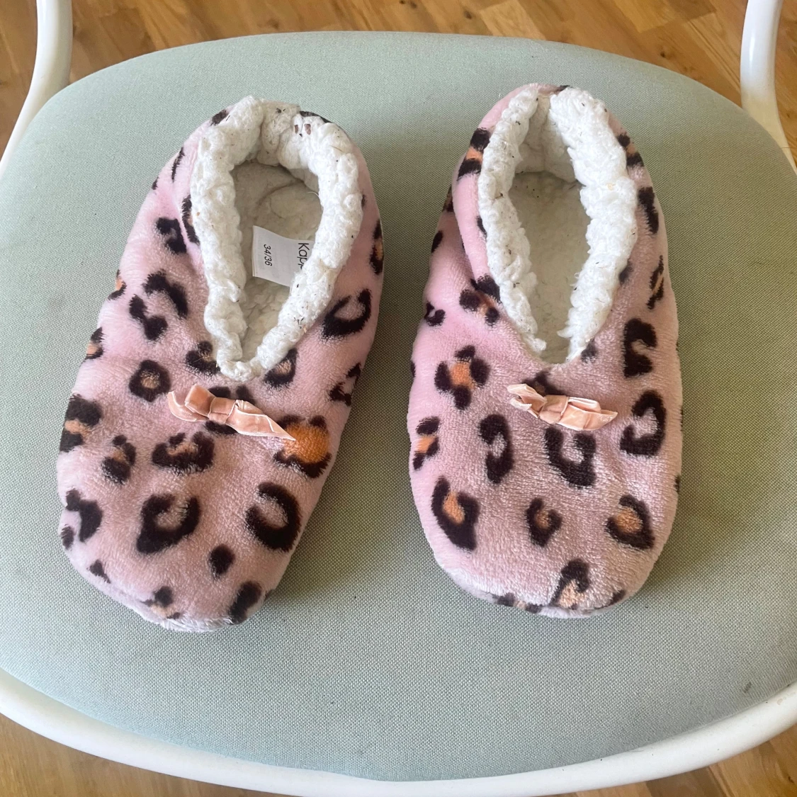 Rosa morgonrock med leopardmönster och matchande tofflor  - 1