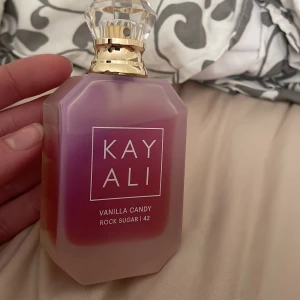 Kayali Vanilla Candy Rock Sugar 42 Parfym - Kayali parfym i 50 ml från Kayali med doft av  päron, socker, bubbelgum, vit kola, och vaniljkräm.  Säljer då den ej kommer till användning. 
