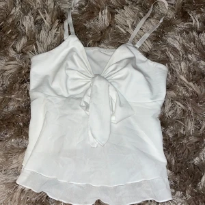 Fin topp från Romwe🤍 - Säljer denna pga att den ej används!!PRISET KAN DISKUTERAS❤️Nästan helt oanvänd, använd 1 gång💋