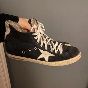 Golden Goose skor  - Vintage golden goose skor💙skit snygga men i använt skick som bilderna visar. I stl 39,5