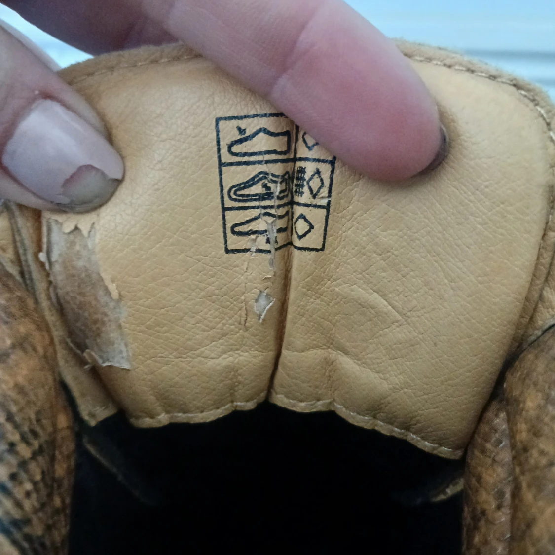 Beigea boots med klack och ormmönstrad detalj - 4