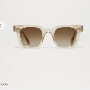 Beiga  solglasögon från CHIMI - Säljer ett par snygga solglasögon från CHIMI i modellen 04 och färgen ecru🤎orginal fodralet kommer med! Nypris 1400kr