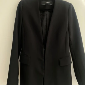 Svart kavaj ifrån Zara - Säljer denna otroligt fina och praktiska kostymkavajen ifrån Zara, köpt några år sedan. Den passar perfekt till en vardags look med blåa jeans, men även med ett par kostymbyxor 🌸